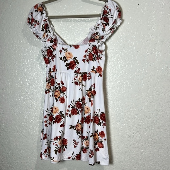 Floral White Dress with Red and Pink Roses M - Picture 4 of 5